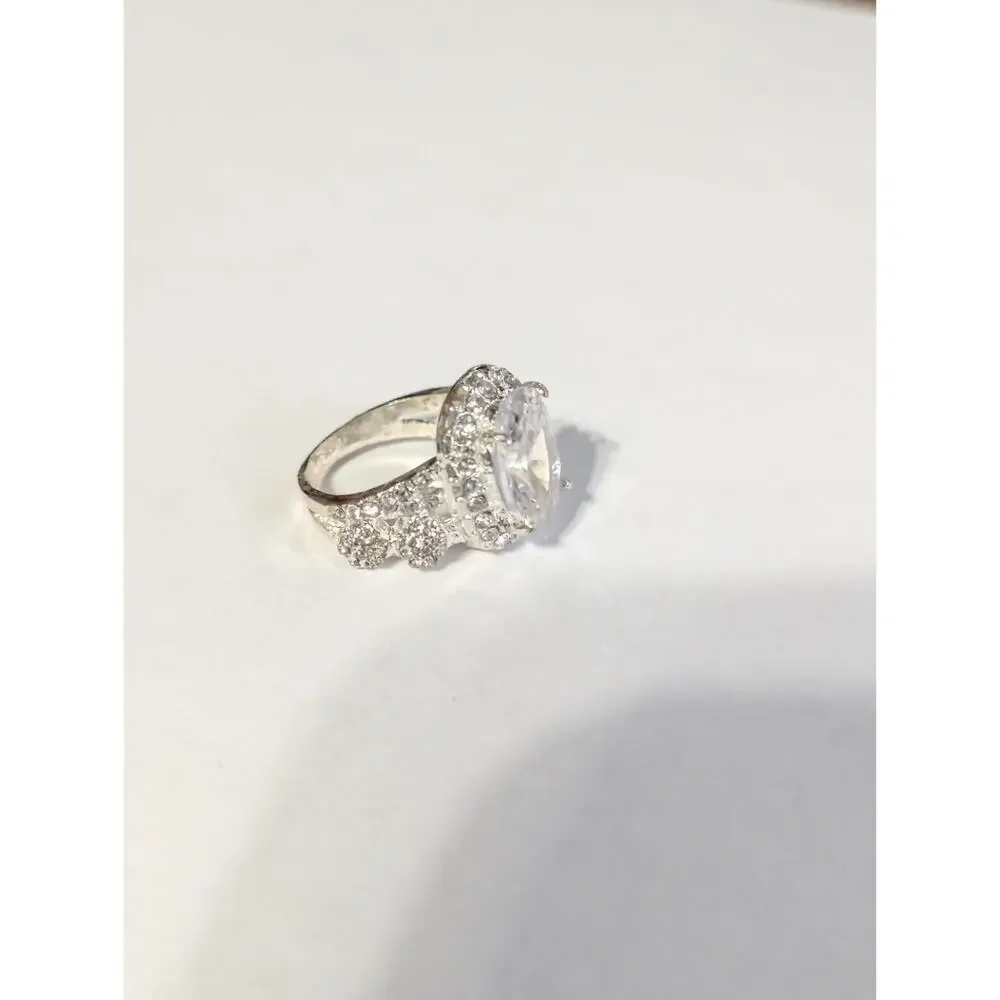 Faceted‎ White Colorless Glass Rhinestone Silver Tone Tone Ring Size 7 R-TN6